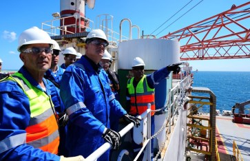 وزير البترول خلال الجولة التفقدية  وزير البترول خلال الجولة التفقدية