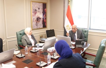 اجتماع وزير الكهرباء لمتابعة تطورات مشروعات الطاقة النظيفة اجتماع وزير الكهرباء لمتابعة تطورات مشروعات الطاقة النظيفة