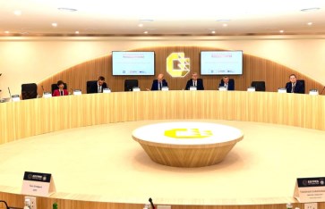 وزير البترول خلال رئاستة للدائرة المستديرة وزير البترول خلال رئاستة للدائرة المستديرة