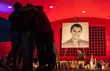 فصل جماعي لموظفين انتقدوا مواقف تشارلي كيرك فصل جماعي لموظفين انتقدوا مواقف تشارلي كيرك