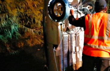 انقلاب سيارة ملاكي بترعة في البحيرة  انقلاب سيارة ملاكي بترعة في البحيرة