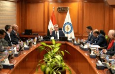 وزير البترول خلال اللقاء