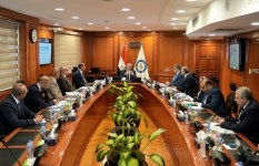 وزير البترول خلال الاجتماع 