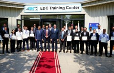 وزيرا البترول والعمل خلال الحفل 