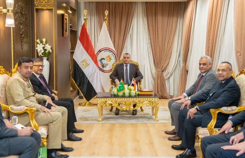 وزير الدولة للإنتاج الحربي خلال لقائه مع السفير الباكستاني وزير الدولة للإنتاج الحربي خلال لقائه مع السفير الباكستاني