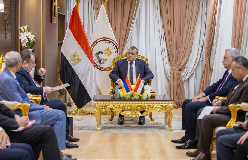 وزير الإنتاج الحربي يستقبل السفير الأرميني وزير الإنتاج الحربي يستقبل السفير الأرميني