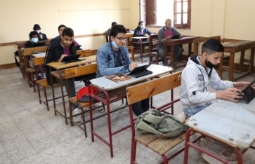 طلاب الصف الثاني الثانوي 