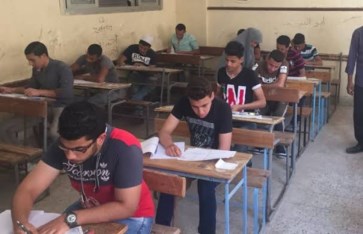 طلاب الصف الثاني الثانوي 