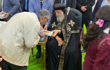 البابا تواضروس يوزع حلوى العيد على الأقباط