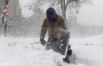 العاصفة الثلجية في أمريكا