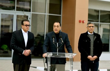 رئيس الوزراء أثناء الإدلاء بتصريحات تليفزيونية