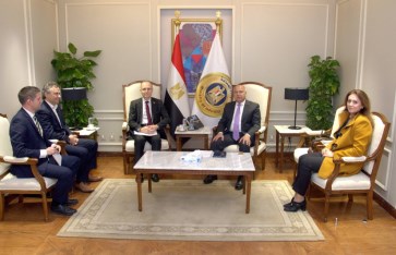 اجتماع الفريق كامل الوزير مع مع مسؤولي شركة «سين كارز» البلغارية