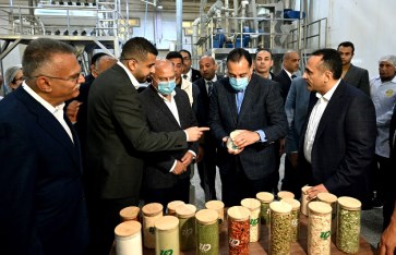 جولة رئيس الوزراء بمصنع الشركة المتحدة لتجفيف الحاصلات الزراعية