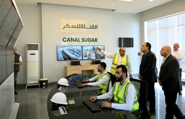 رئيس الوزراء يتفقد مصنع القناة للسكر