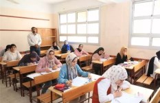 طلاب الصف الثاني الثانوي 