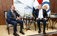 وزير البترول خلال اللقاء 
