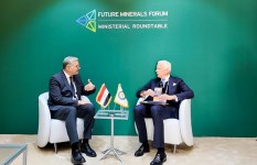 وزير البترول خلال اللقاء 