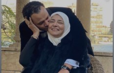 أحمد خالد صالح ووالدته