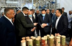 جولة رئيس الوزراء بمصنع الشركة المتحدة لتجفيف الحاصلات الزراعية