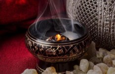 صناعة البخور من الأشجار العطرية