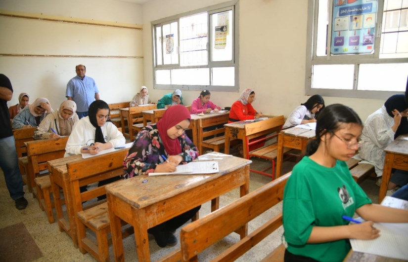 طلاب الشهادة الإعدادية 