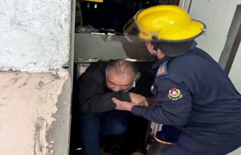 إنقاذ مواطن احتجز داخل أسانسير