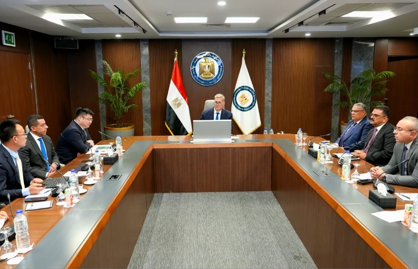 وزير البترول خلال اللقاء 