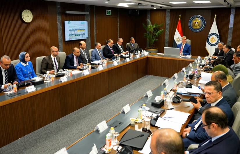 وزير البترول خلال الاجتماع 