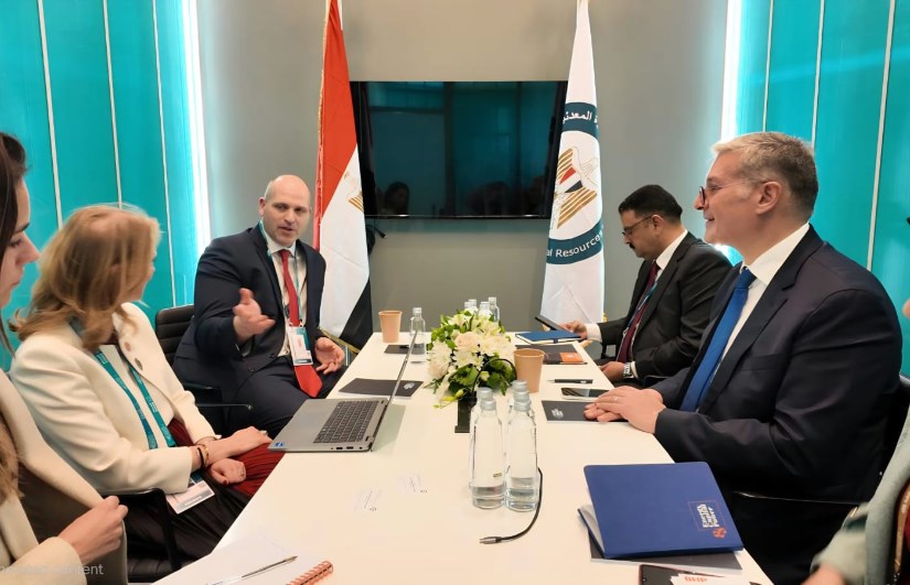 وزير البترول خلال اللقاء