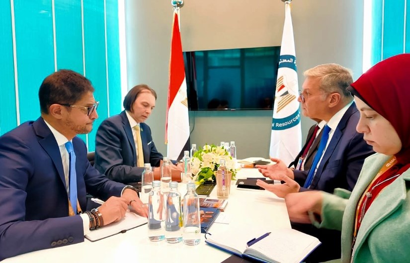 وزير البترول خلال اللقاء 