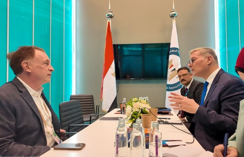 وزير البترول خلال اللقاء