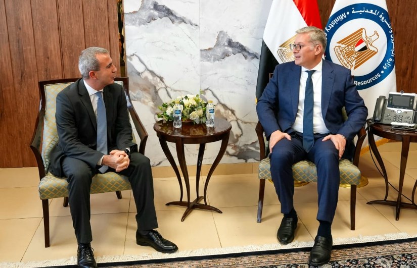 وزير البترول خلال اللقاء