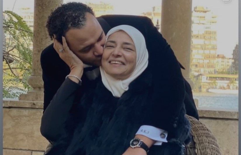 أحمد خالد صالح ووالدته