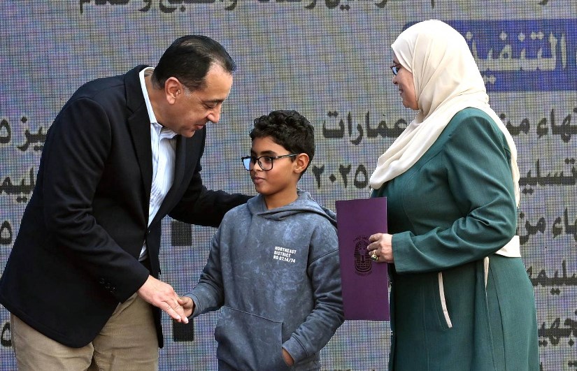 تسليم عقود وحدات سكنية فى الأقصر