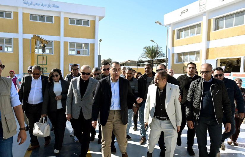 رئيس الوزراء يتفقد محطة رفع صرف صحي "الرياينة"