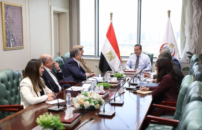 اجتماع وزير الصحة مع شركة المراسم