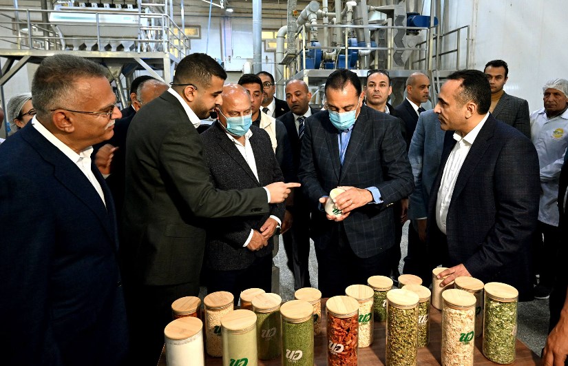 جولة رئيس الوزراء بمصنع الشركة المتحدة لتجفيف الحاصلات الزراعية