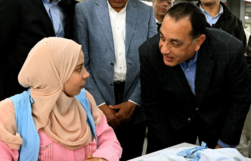  رئيس الوزراء مع عاملة بمصنع «الجيزة للملابس الجاهزة»