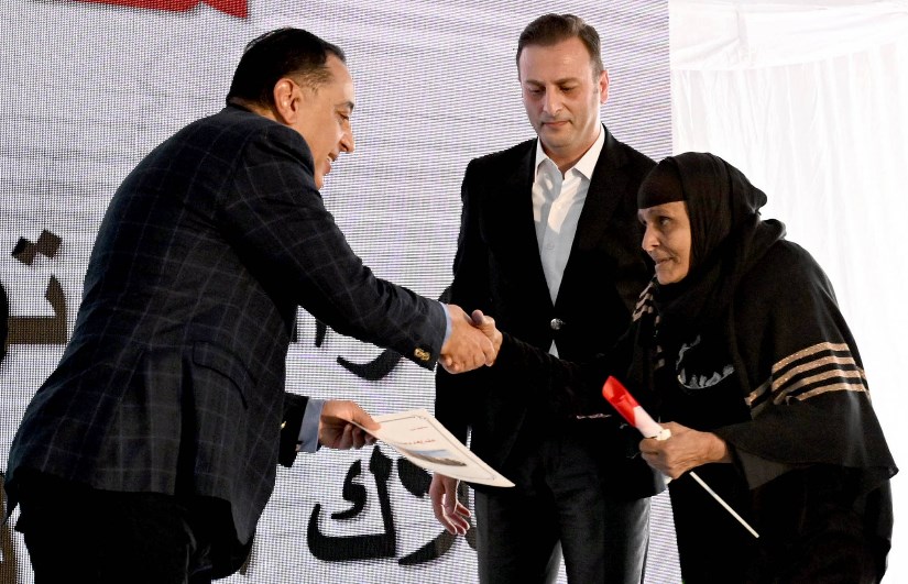 رئيس الوزراء يسلم عقود وحدات «بديل الإيواء»