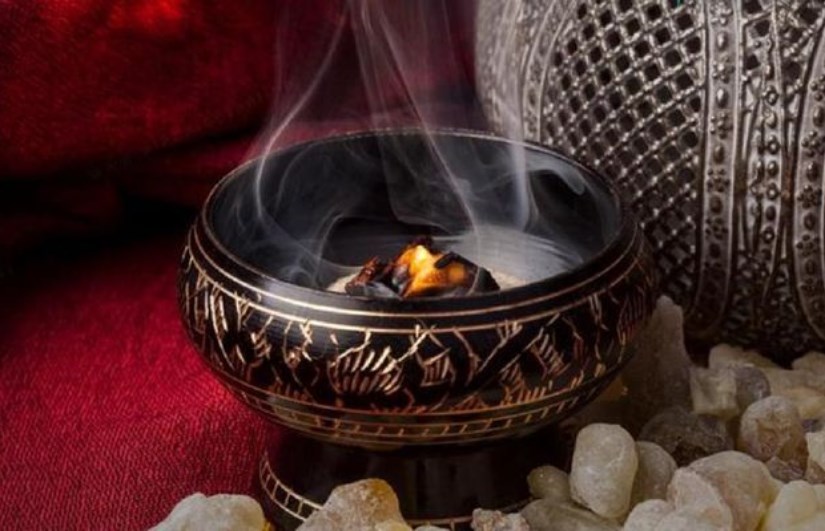 صناعة البخور من الأشجار العطرية