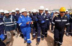 وزير البترول خلال تفقد المشروع 