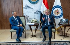 وزير البترول خلال اللقاء