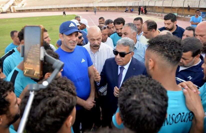 محافظ الدقهلية مع لاعبي المنصورة