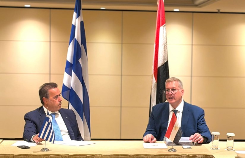 وزير البترول خلال اللقاء
