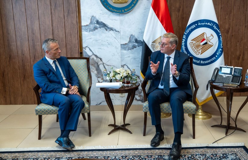 وزير البترول خلال اللقاء