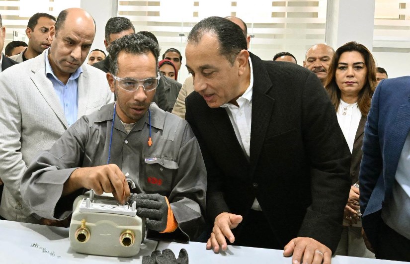 صورة لتفقد رئيس الوزراء للمصنع