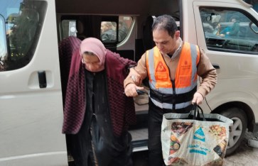 فريق التدخل السريع ينقل السيدة المسنة