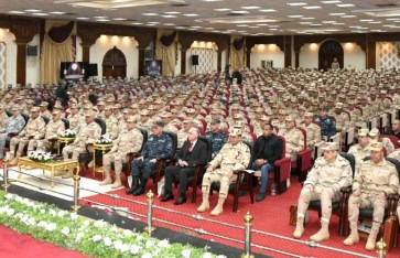 وزير الدفاع يلتقي ضباط القوات المسلحة