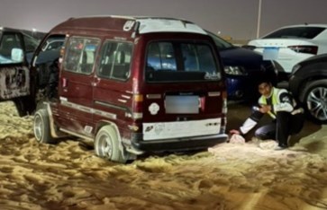 أمن القاهرة ينقذ سيدة ومواطن علقت سياراتهم بالرمال