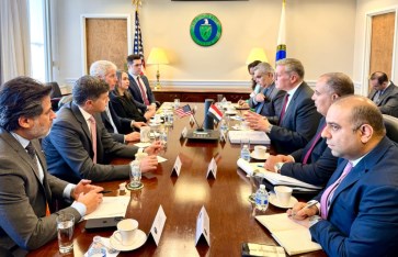 وزير البترول خلال المباحثات 